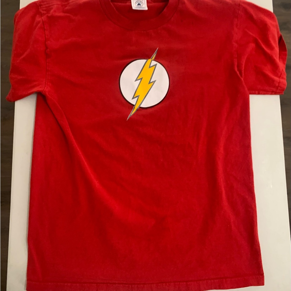 Classic The Flash symbol t-shirt.